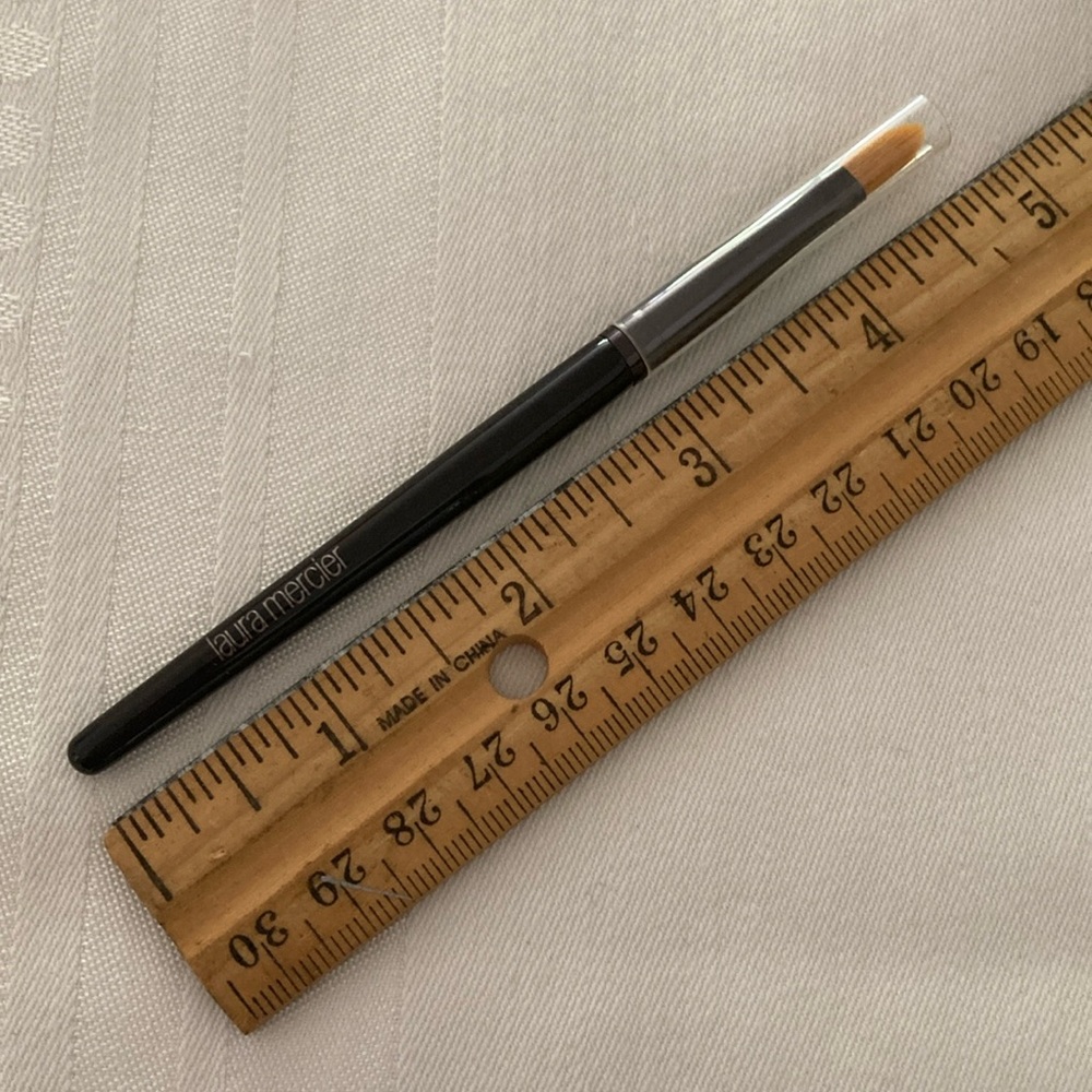 Laura mercier secret camouflage make up brush. Never used.